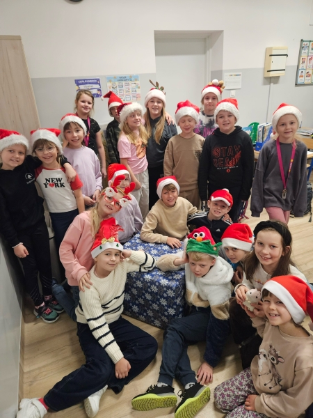 Uczniowie klasy 2c ponownie włączają się w akcję „Święty Mikołaj dla Seniora”