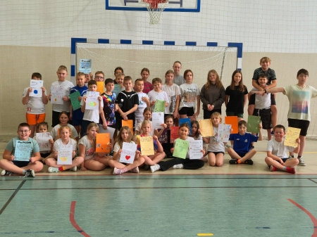 PROJEKT : ''STARSI - MŁODSZYM'' - EDUKACJA ZDROWTNA (6B)