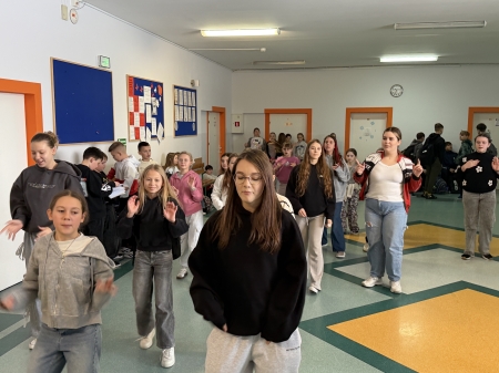 Karnawałowe pląsy w czasie przerw – uczniowie tańczą belgijkę, kowbojkę i makarenę